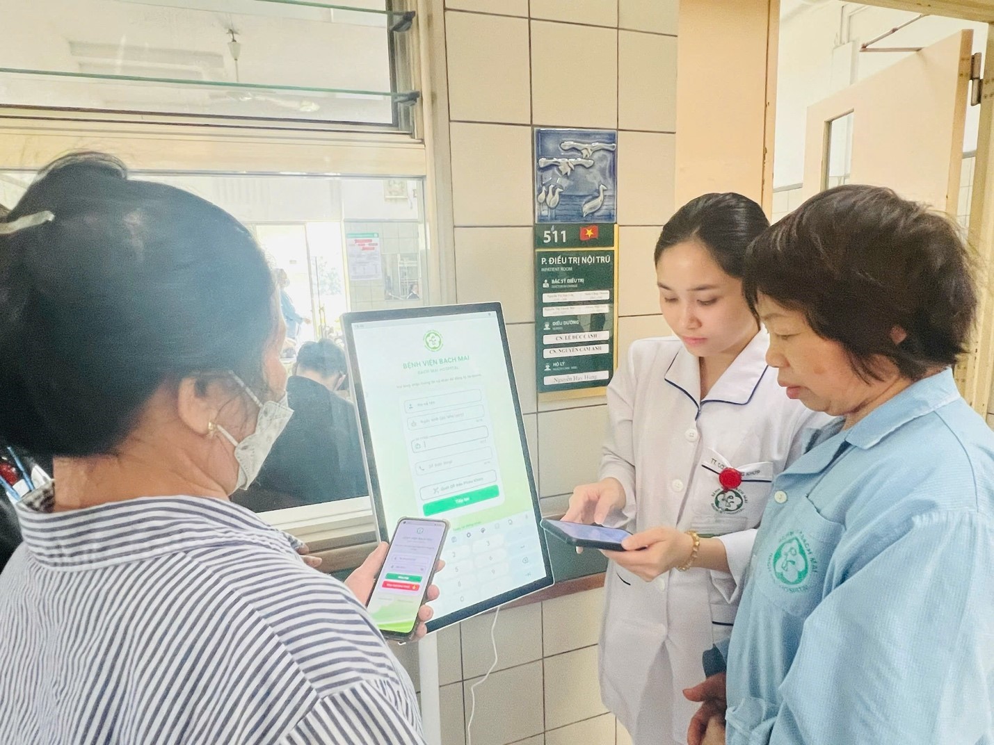 Chuyển đổi số giúp nâng cao hiệu quả chăm sóc người bệnh tại Bệnh viện Bạch Mai